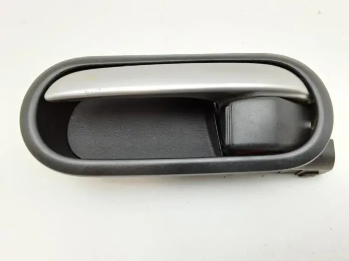 Uchwyt drzwi lewych tylnych wersja 4-drzwiowa Mazda 6.