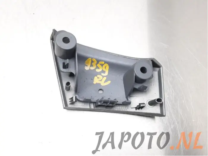 Uchwyt drzwi prawych tylnych wersja 4-drzwiowa Toyota Aygo