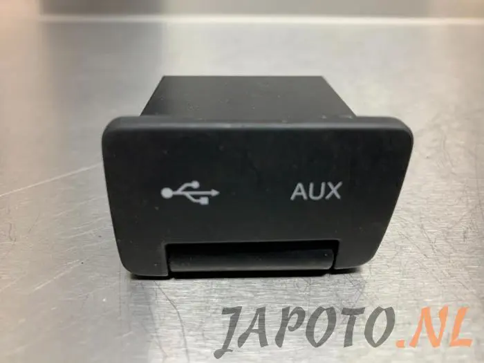 Zlacze AUX/USB Kia Cee'D