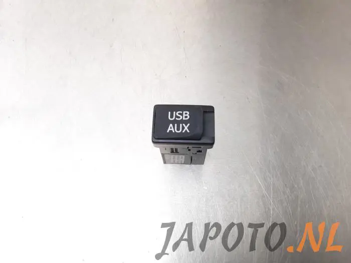 Zlacze AUX/USB Subaru Trezia