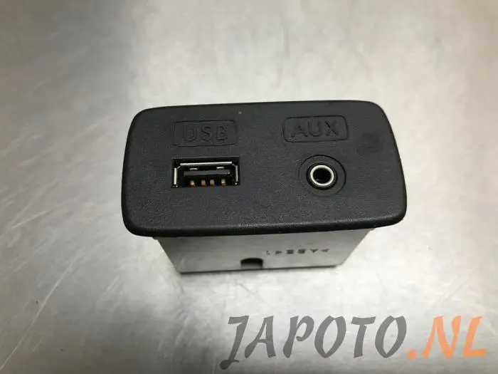 Zlacze AUX/USB Subaru Legacy