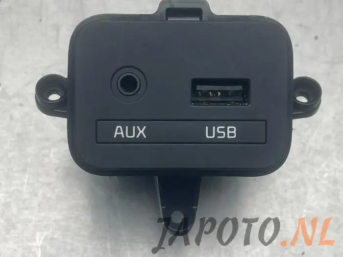 Zlacze AUX/USB Kia Carens