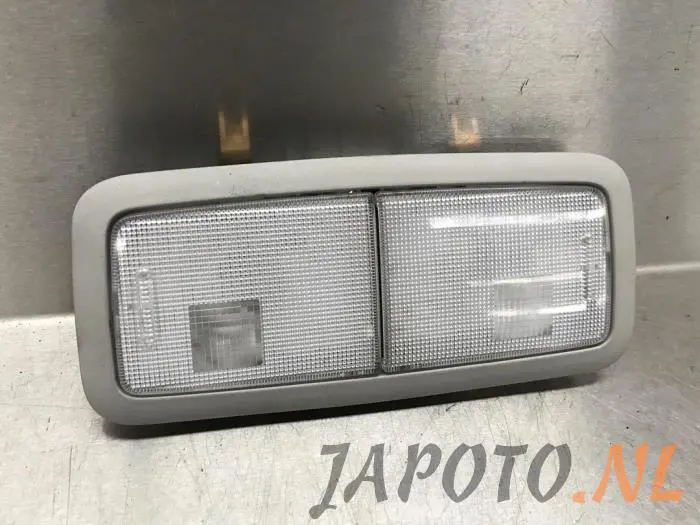 Oswietlenie wewnetrzne tyl Toyota Avensis