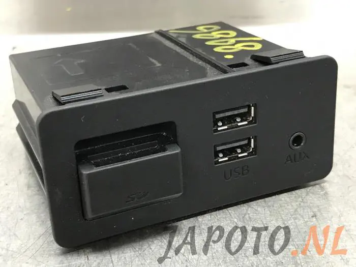 Zlacze AUX/USB Mazda CX-5