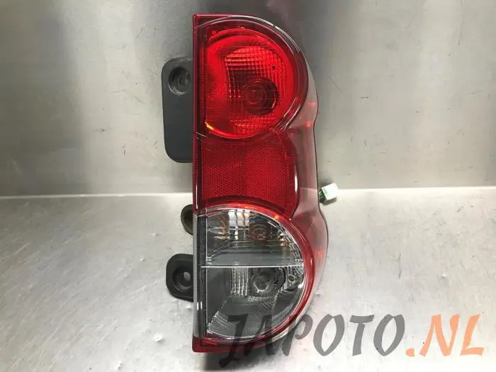 Tylne swiatlo pozycyjne prawe Nissan NV200