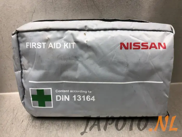 Apteczka pierwszej pomocy Nissan NV200