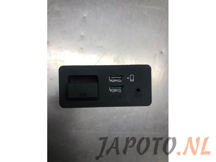 Zlacze AUX/USB Mazda MX-5