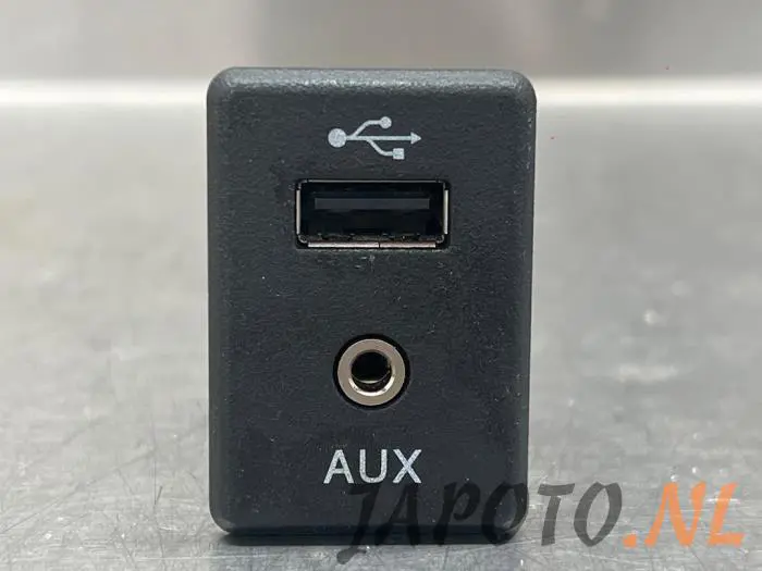 Zlacze AUX/USB Nissan X-Trail